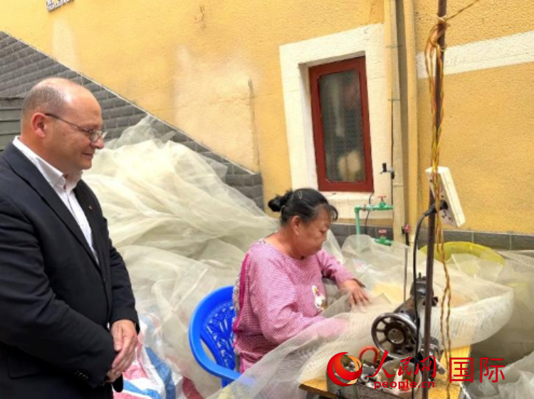 馬耳他瑪格麗特中學“中國角”教師馬丁·阿佐帕迪在福建省寧德市下歧村參觀。人民網(wǎng)記者 周雨攝