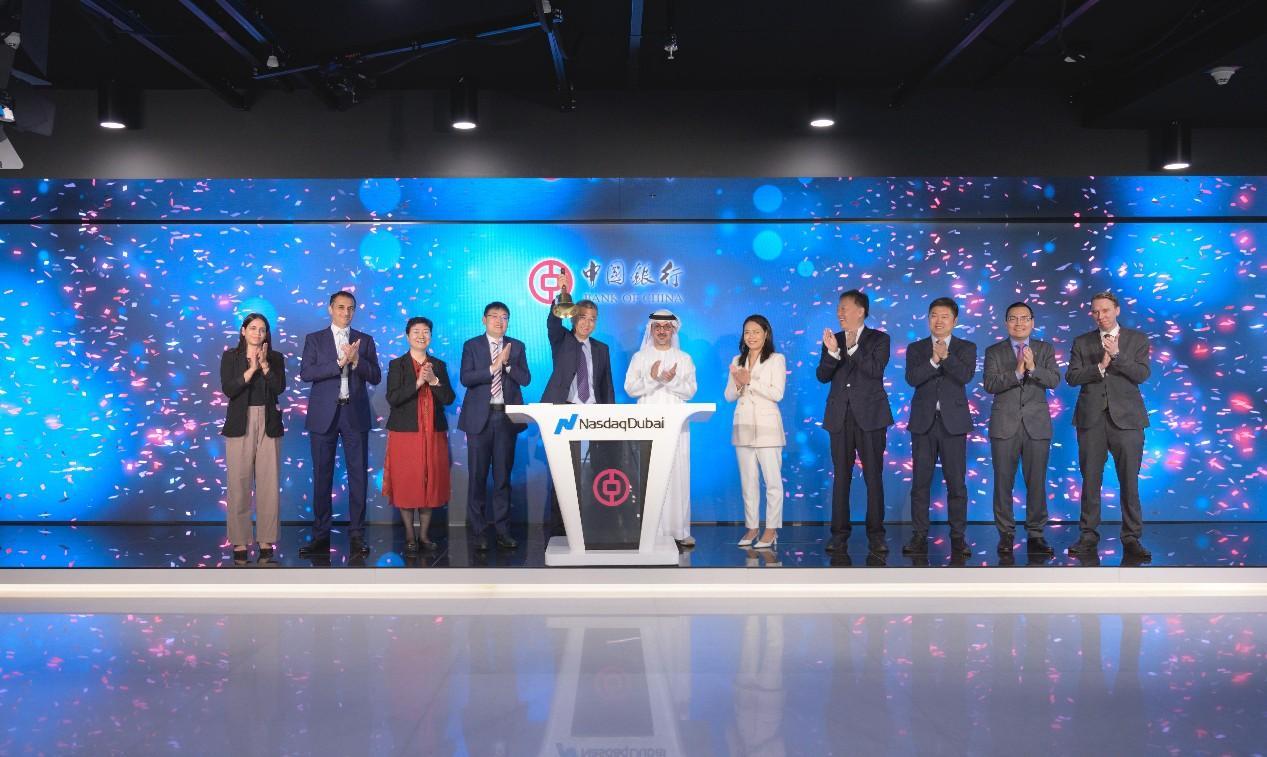 圖為中外嘉賓出席搖鈴儀式。迪拜納斯達(dá)克供圖