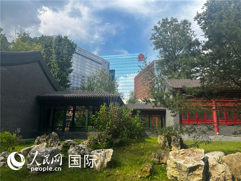 莫斯科中國貿(mào)易中心的中式園林“華銘園”一角。人民網(wǎng)記者 申佳平攝