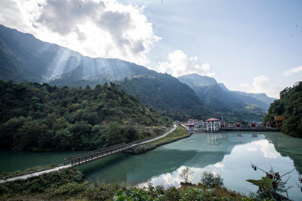 這是2022年11月8日拍攝的尼泊爾上馬相迪A水電站大壩。上馬相迪A水電站位于尼泊爾西部勒姆宗縣，2013年1月開工建設(shè)，2017年1月1日投入商業(yè)運(yùn)營(yíng)。該水電站投入運(yùn)營(yíng)以來，極大緩解了尼泊爾電力緊缺局面。新華社發(fā)（哈里·馬哈爾詹 攝）