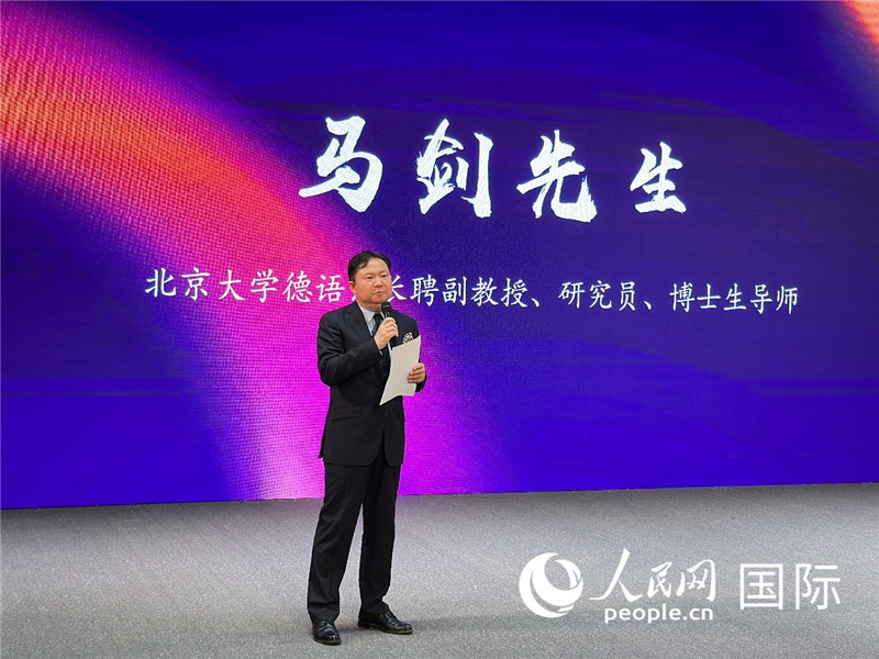 北京大學(xué)德語系長聘副教授馬劍點評學(xué)生表現(xiàn)。（攝影：張麗鷗）