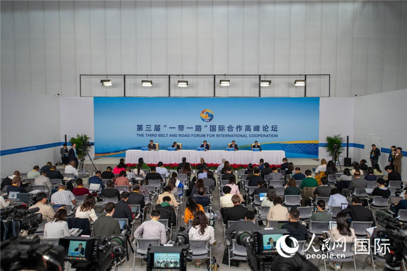 10月16日，第三屆“一帶一路”國(guó)際合作高峰論壇新聞中心在北京國(guó)家會(huì)議中心舉行首場(chǎng)吹風(fēng)會(huì)，邀請(qǐng)自然資源部國(guó)際合作司和相關(guān)單位負(fù)責(zé)人介紹有關(guān)情況，并回答記者提問(wèn)。人民網(wǎng)記者 翁奇羽攝