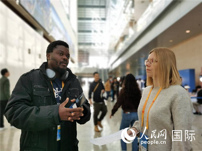剛果（金）未來(lái)集團(tuán)廣播電視部記者雨果-恩澤扎接受人民網(wǎng)采訪。人民網(wǎng) 孫鴻宇攝