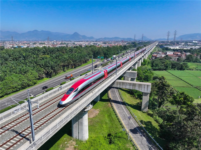 奔馳在雅萬高鐵上的動(dòng)車組。中車青島四方機(jī)車車輛股份有限公司供圖
