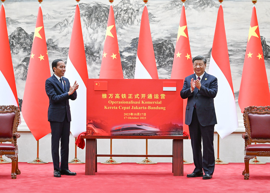 10月17日下午，國家主席習(xí)近平在北京人民大會堂同來華出席第三屆“一帶一路”國際合作高峰論壇并進(jìn)行國事訪問的印度尼西亞總統(tǒng)佐科舉行會談。會談后，兩國元首共同為雅萬高鐵正式開通運營揭幕。