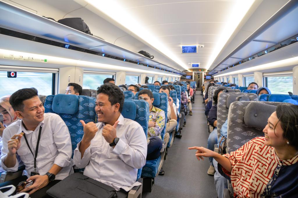 10月17日，乘客在行駛中的雅萬高鐵高速動車組列車車廂內(nèi)交談。