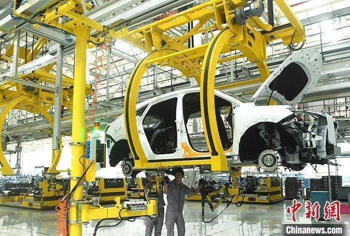 資料圖：汽車生產(chǎn)車間內(nèi)的工作人員正在組裝車輛。 <a target='_blank' href='/'><p  align=