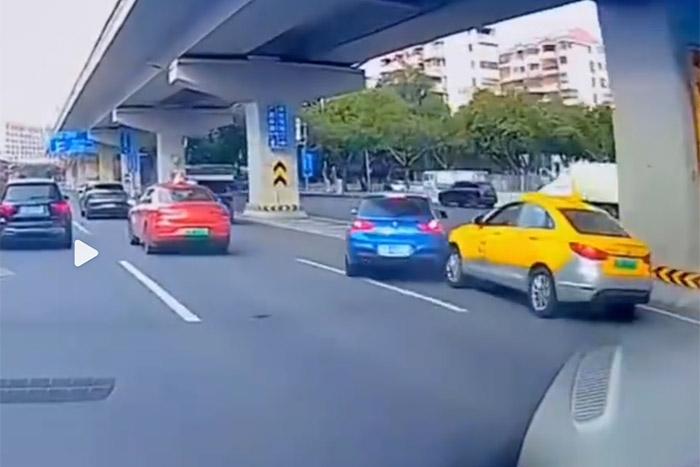 視頻截圖顯示，發(fā)生碰撞的剎那，出租車后方似乎確有車燈點亮。