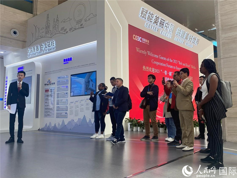2023“一帶一路”媒體合作論壇聯(lián)合采訪團(tuán)參訪中國能建。人民網(wǎng)記者 于洋攝