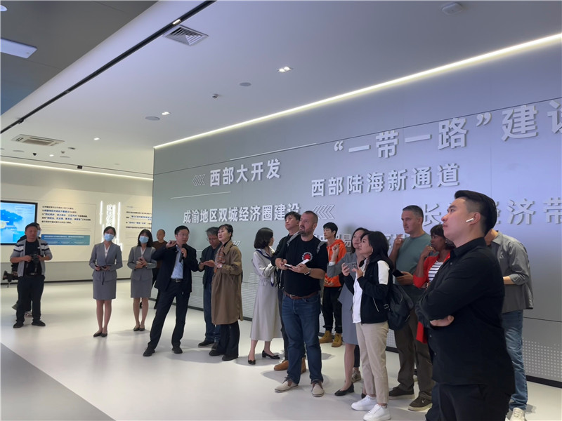 （成都國際鐵路港展廳，中外記者邊聽邊記，了解成都國際鐵路港運行情況 趙橙涔攝