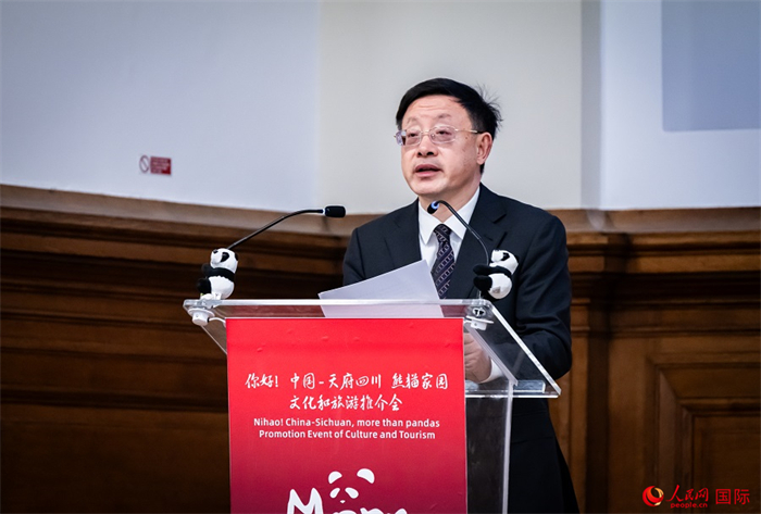 四川省文化和旅游廳廳長戴允康作文化旅游推介。人民網(wǎng) 郭錦標(biāo)攝