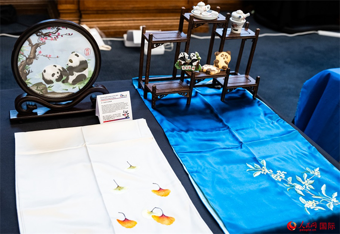 活動現(xiàn)場的現(xiàn)場文創(chuàng)展、互動體驗區(qū)、非遺區(qū)展示。人民網(wǎng) 郭錦標(biāo)攝