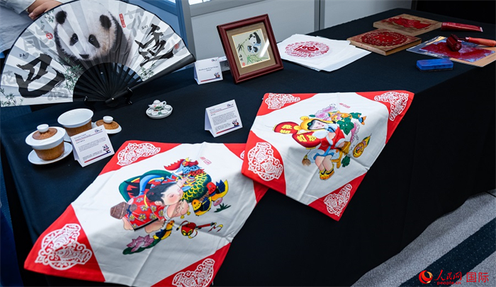 活動現(xiàn)場的現(xiàn)場文創(chuàng)展、互動體驗區(qū)、非遺區(qū)展示。人民網(wǎng) 郭錦標(biāo)攝