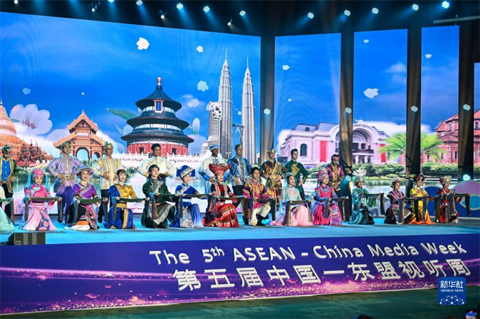 10月21日，在馬來西亞行政首都普特拉賈亞，演員在第五屆中國—東盟視聽周開幕活動(dòng)上表演。新華社記者 程一恒 攝
