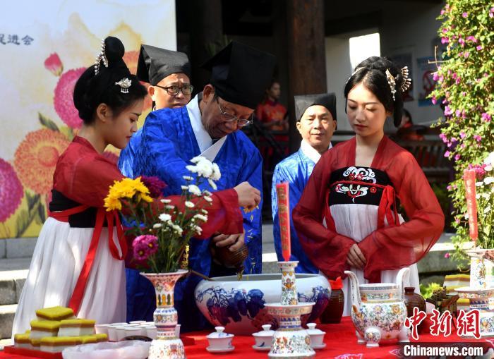 資料圖：圖為傳統(tǒng)重陽祭酒儀式。　呂明 攝