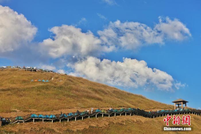 資料圖：圖為江西武功山高山草甸旁的登山步道，游客在登山。 劉力鑫 攝