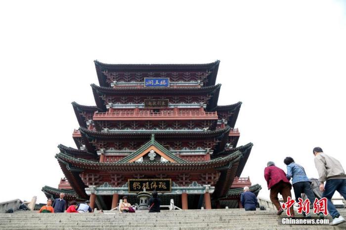 資料圖：中國(guó)農(nóng)歷九月初九，重陽佳節(jié)。民眾來到位于江西南昌的滕王閣旅游區(qū)，登高祈福。<a target='_blank' href='/'><p  align=