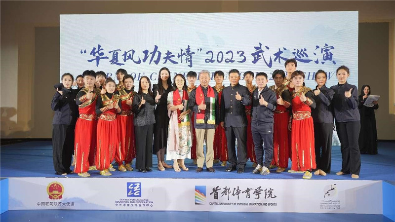 張益明大使與首都體育學(xué)院藝術(shù)團(tuán)合影。中國(guó)駐阿聯(lián)酋大使館供圖