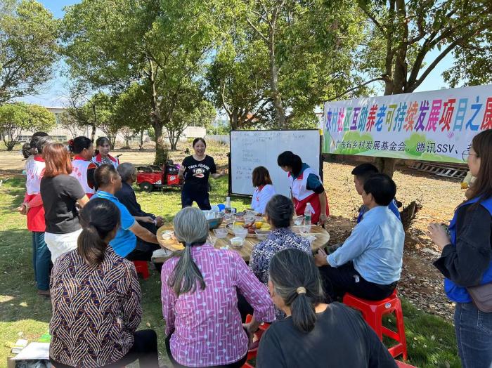 10月23日，廣東韶關農(nóng)村的互助養(yǎng)老探索，結合仁化縣董塘鎮(zhèn)新龍村的重陽節(jié)活動，將村支書、婦女主任、項目管理人員、新龍村助老員、村民志愿者、健康熱心的老人聚集在一起。 受訪者供圖