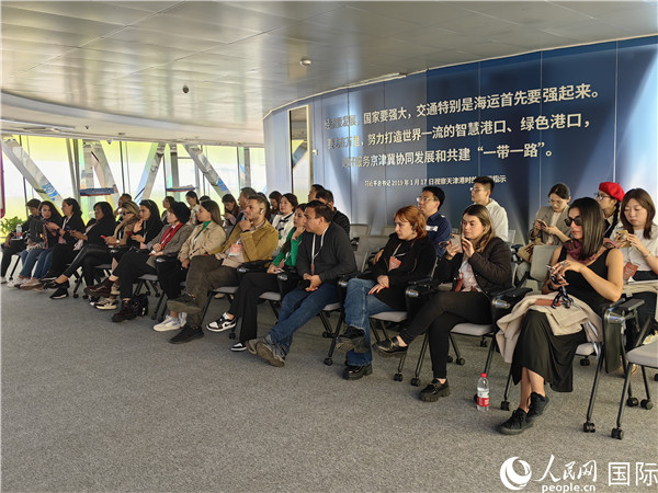 外媒記者探訪天津港北疆港區(qū)C段智能化集裝箱碼頭。人民網(wǎng)記者 符園園攝