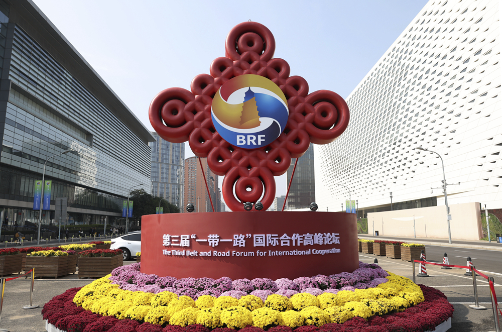 這是在北京國(guó)家會(huì)議中心附近拍攝的“一帶一路”國(guó)際合作高峰論壇景觀布置（2023年10月17日攝）。新華社記者 陳斌 攝
