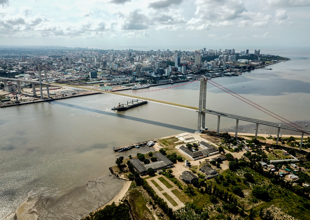 這是2019年4月8日在莫桑比克首都馬普托拍攝的馬普托大橋（無人機(jī)照片）。新華社記者 張宇 攝