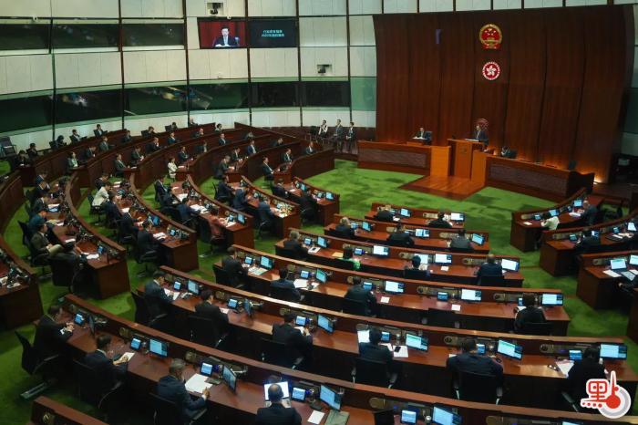 李家超在立法會(huì)宣讀新一份施政報(bào)告。圖片來(lái)源：香港“點(diǎn)新聞” 麥鈞杰 攝
