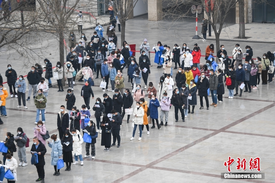 11月28日，山西省太原市，考生排隊等候入場。當日，中央機關(guān)及其直屬機構(gòu)2022年度考試錄用公務員公共科目筆試舉行。<a target='_blank' href='/'><p  align=