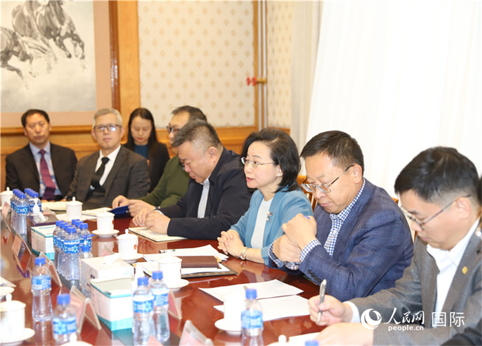 1.2023年10月30日，沈敏娟（右三）大使與中企代表座談。人民網(wǎng)記者 霍文攝