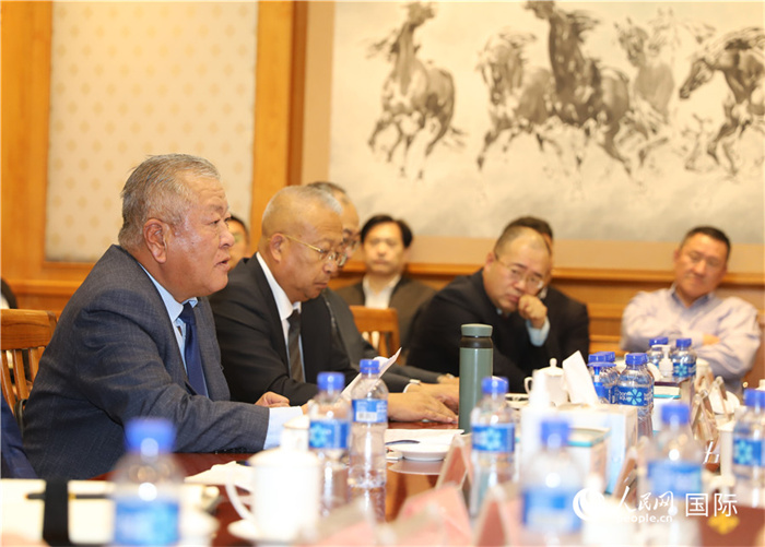 2.2023年10月30日，張義波（左一）會(huì)長(zhǎng)匯報(bào)商會(huì)工作情況。人民網(wǎng)記者 霍文攝