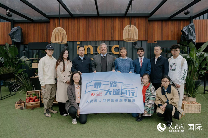 在烏拉圭第118屆普拉多牧農(nóng)業(yè)國(guó)際博覽會(huì)上，烏拉圭國(guó)家肉類(lèi)協(xié)會(huì)主席與人民網(wǎng)記者合影。人民網(wǎng)記者 張若涵攝