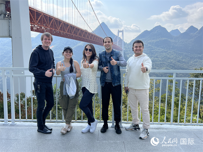歐亞國家記者在壩陵河大橋下合影，并給大橋“點(diǎn)贊”。人民網(wǎng) 花放攝