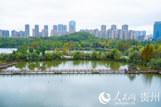 秋日時節(jié)，觀山湖公園景色美不勝收。人民網(wǎng) 陽茜攝