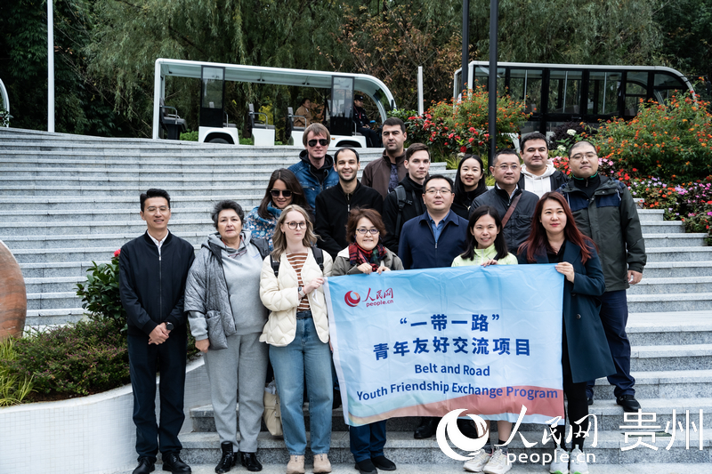 合影留念。人民網(wǎng) 陽茜攝