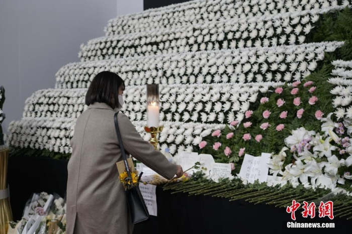 當(dāng)?shù)貢r(shí)間11月1日23時(shí)45分許，韓國(guó)民眾在位于首爾廣場(chǎng)的集體焚香所悼念梨泰院踩踏事故遇難者。 <a target='_blank' href='/'><p  align=