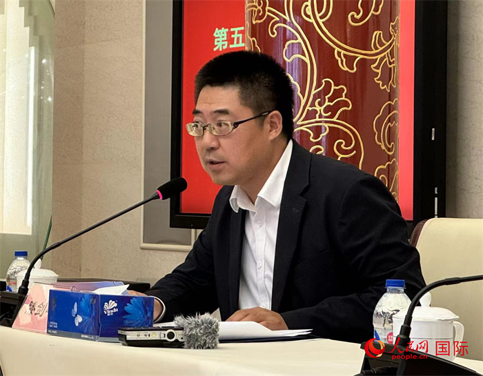 10月31日，歐美同學(xué)會(huì)副秘書長(zhǎng)滕劍峰在第五屆中法文化論壇媒體吹風(fēng)會(huì)上講話。（人民網(wǎng) 謝瑩攝）