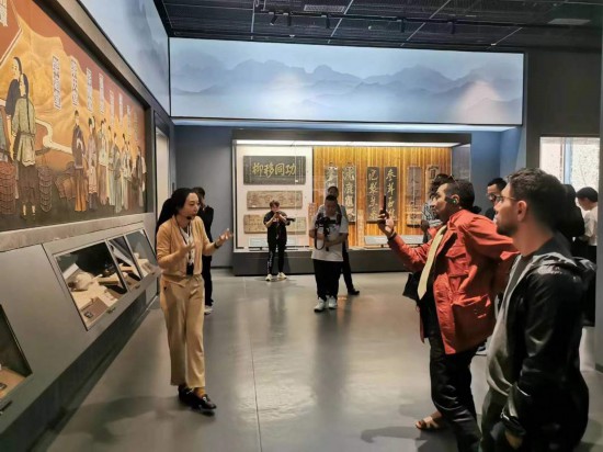  2023“一帶一路”媒體合作論壇聯(lián)合采訪團(tuán)參觀中國藥都中醫(yī)藥博物館。（本報(bào)記者 黃超攝）