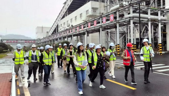   2023“一帶一路”媒體合作論壇聯(lián)合采訪團(tuán)走進(jìn)國家電投江西公司分宜電廠廠區(qū)。（本報(bào)記者 周歡攝）