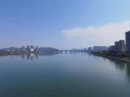 　　10月24日，在清水塘大橋景觀通道上拍攝的湘江景色。本報記者 常雯宜攝