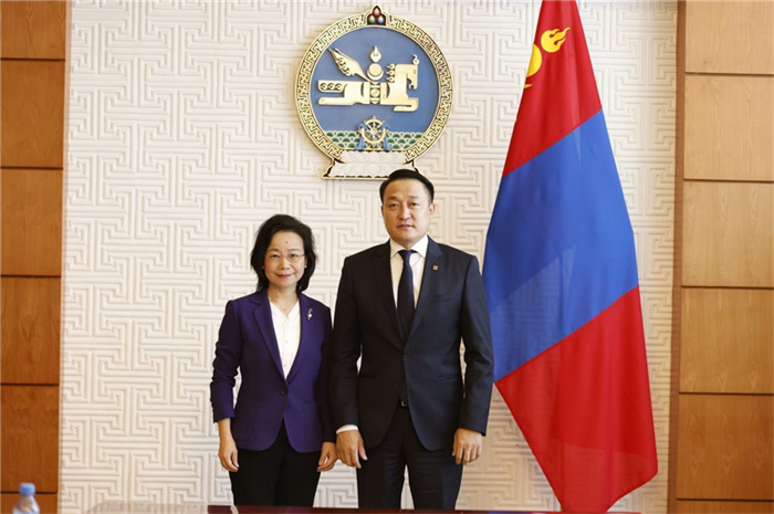 10月31日，中國駐蒙古國大使沈敏娟到任拜會(huì)蒙政府辦公廳主任兼蒙古人民黨總書記阿瑪爾巴伊斯格楞（右）。中國駐蒙古使館供圖