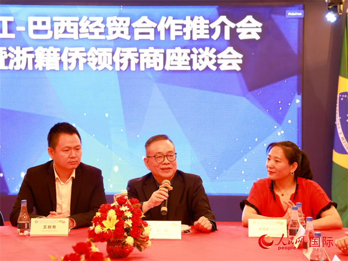 浙江海外聯(lián)誼會常務(wù)副會長徐旭（中）和與會僑領(lǐng)僑商座談。人民網(wǎng)記者 陳海琪攝