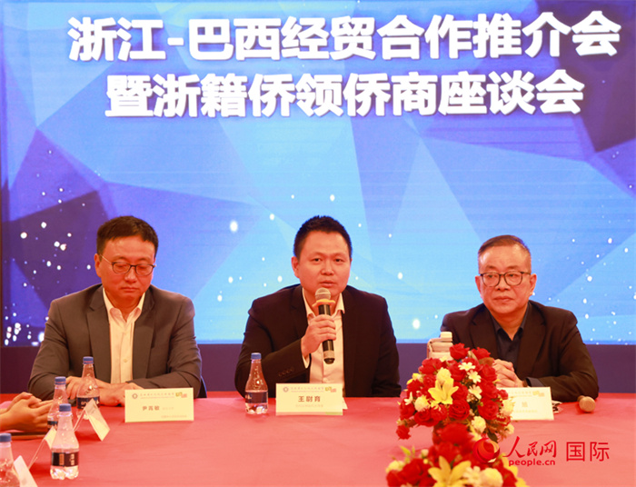中國駐里約代總領(lǐng)事王尉育（中）在活動(dòng)中致辭。人民網(wǎng)記者 陳海琪攝