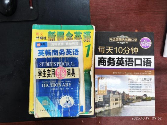   胡振興學(xué)習(xí)英語(yǔ)所用的資料。（圖片由受訪者提供）