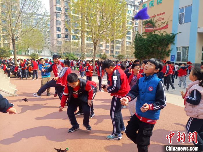資料圖：小學(xué)生在大課間踢毽子。黃建 攝