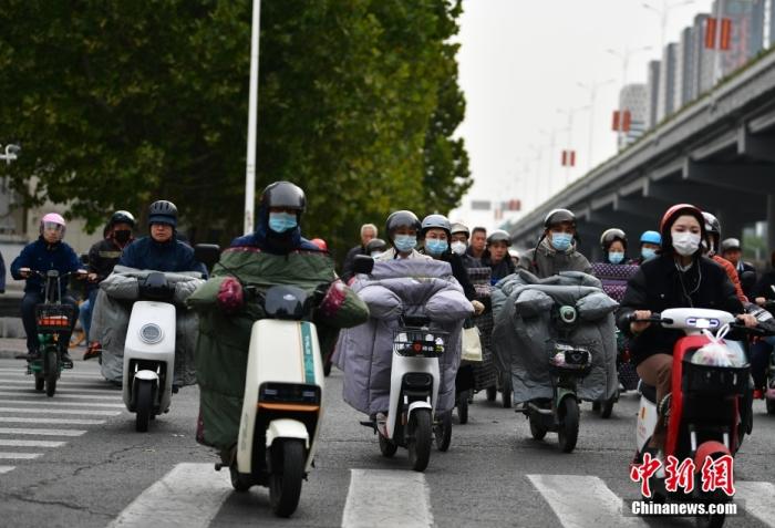 11月3日，河北石家莊迎降溫天氣，市民“捂”裝出行。 <a target='_blank' href='/'><p  align=