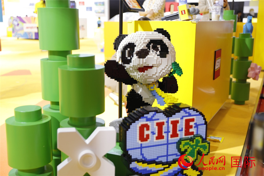 11月5日，消費(fèi)品展區(qū)展出的進(jìn)博會(huì)吉祥物進(jìn)寶造型積木。人民網(wǎng)記者 李美玉攝
