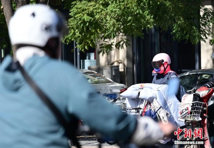 石家莊街頭，市民紛紛穿上厚厚的外套“捂”裝前行。 <a target='_blank' href='/'><p  align=