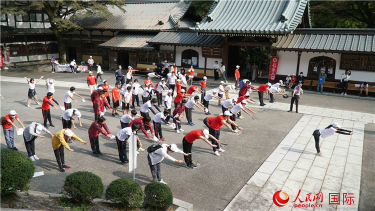 開跑前，中日青少年一起做熱身運(yùn)動。人民網(wǎng) 蔣曉辰攝
