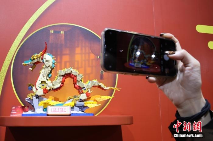 第六屆中國國際進(jìn)口博覽會(huì)舉行，消費(fèi)品展區(qū)展出以生肖龍為題材的中國元素產(chǎn)品。<a target='_blank' href='/'><p  align=