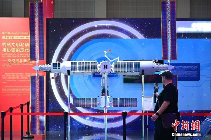 11月5日，觀眾在進(jìn)博會(huì)中國館參觀拍攝中國空間站模型。<a target='_blank' href='/'><p  align=